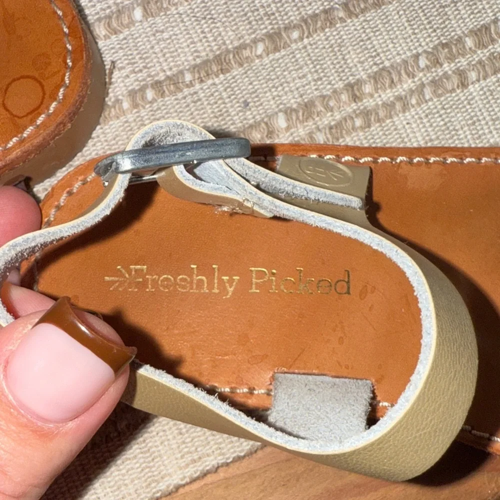 Freshly Picked platinum rockaway metallic Sandals with adjustable Straps size 3y